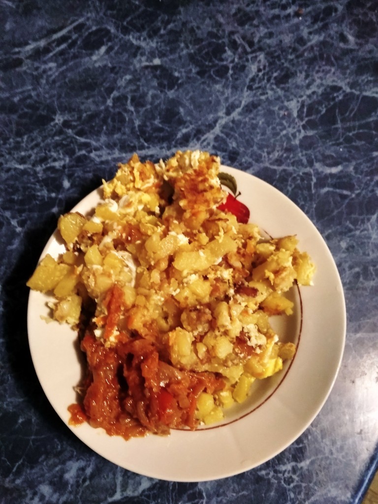 Жареный картофель с яйцом и морковью
