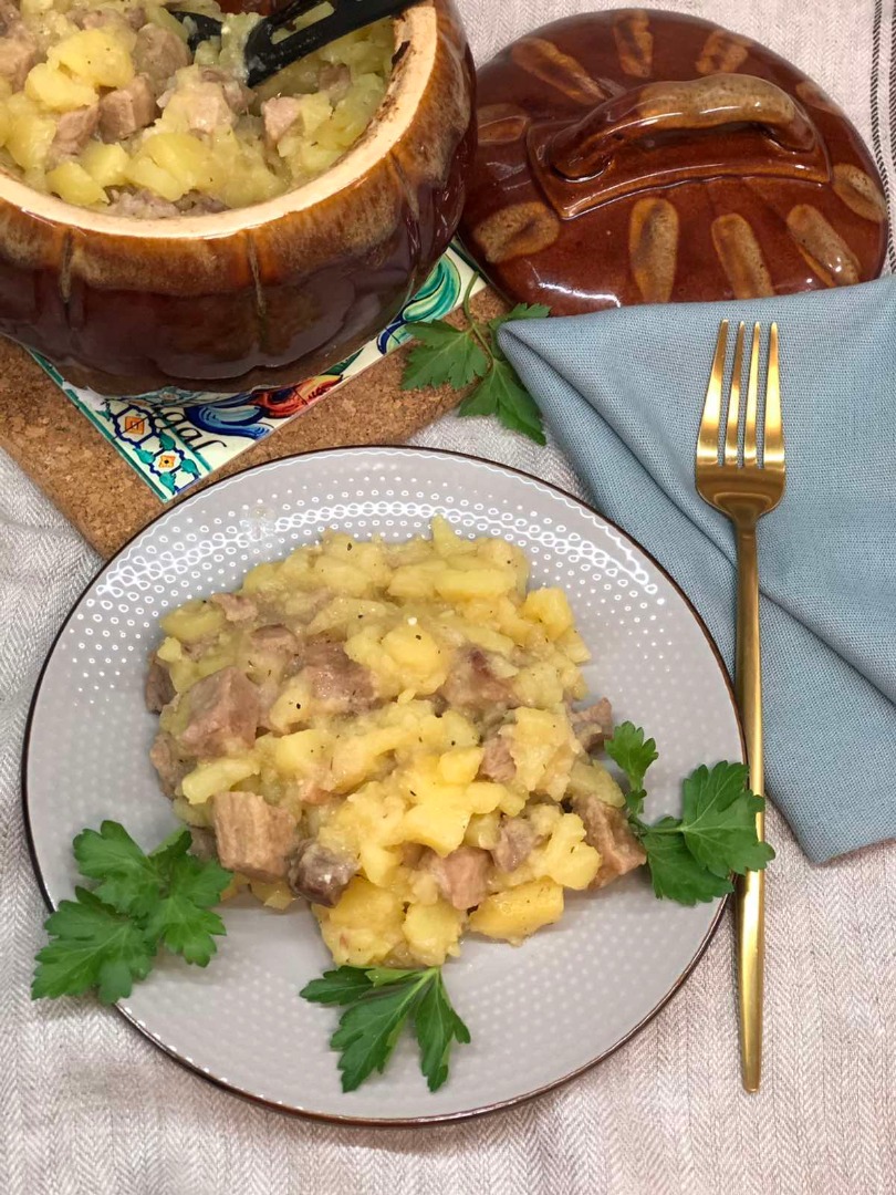 Картошка с мясом в горшочке
