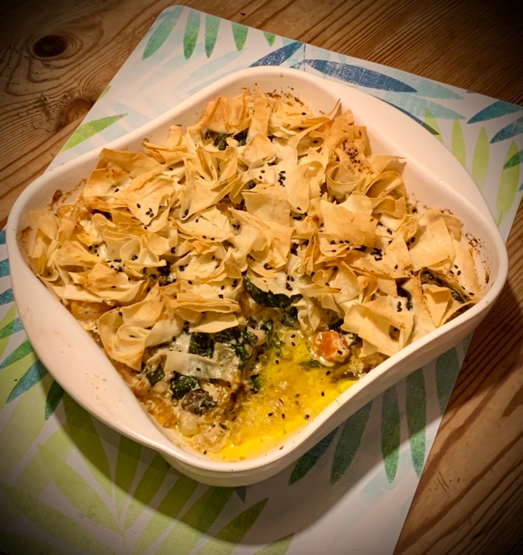 Тыквенное рагу со шпинатом и грибами, запечённое под «крышечкой» из теста фило