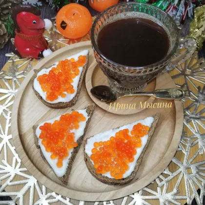 Тосты с плавленым сыром и красной икрой