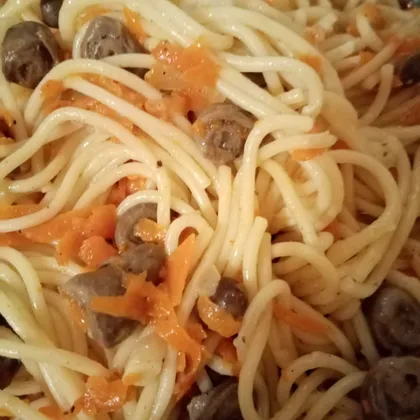 Куриные сердечки со спагетти и сыром