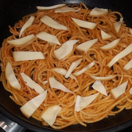 Спагетти с чесноком, кетчупом и копчёным колбасным сыром