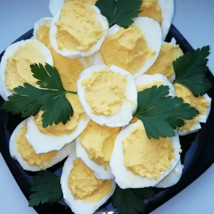 Фаршированные яйца с чесноком