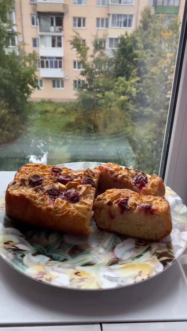 Шарлотка с яблоками и сливой 🍏