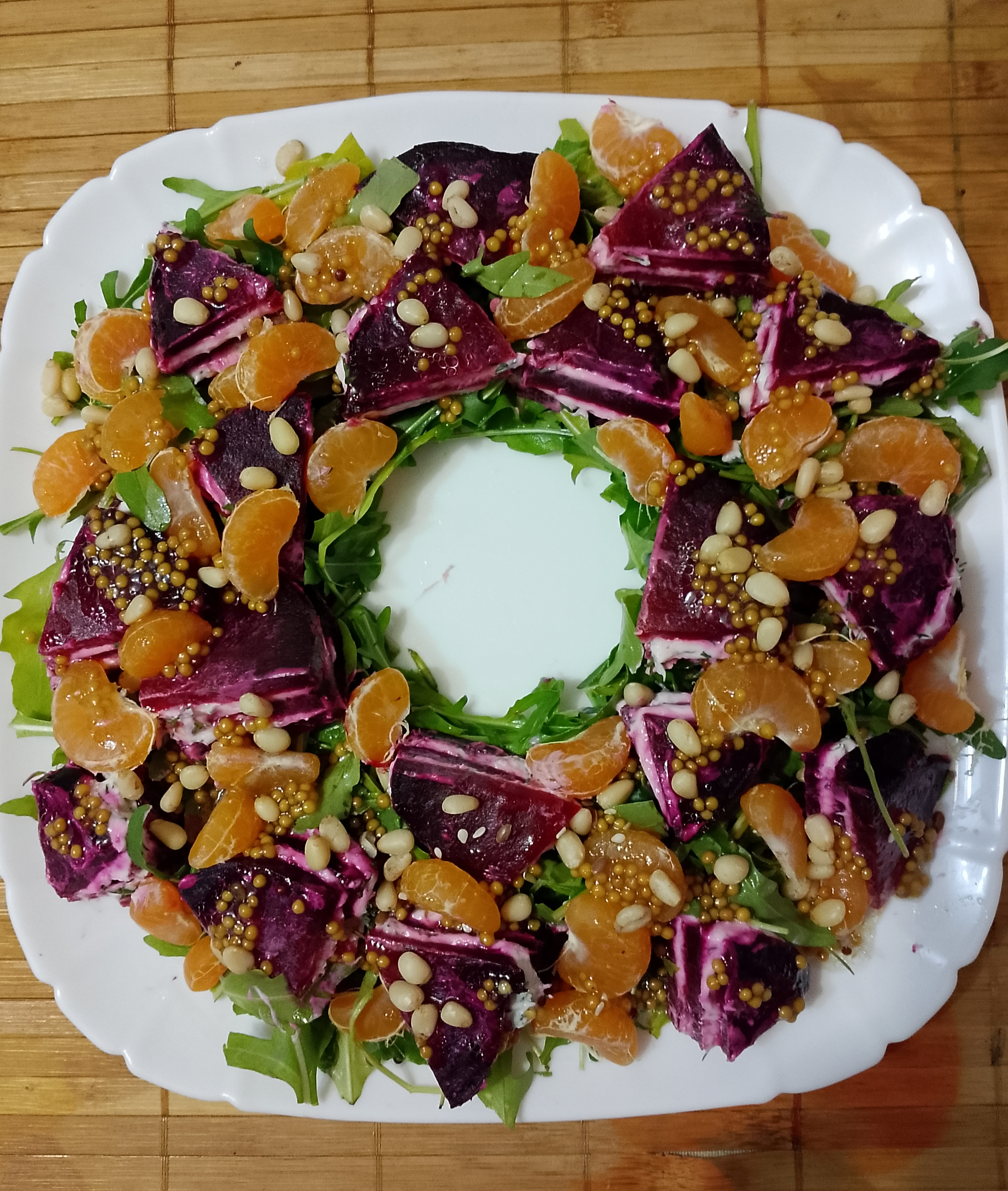 Новогодний салат - венок с рукколой, свёклой и мандаринами