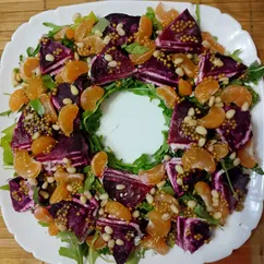 Новогодний салат - венок с рукколой, свёклой и мандаринами
