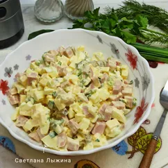 Салат с колбасой, сыром и огурцом
