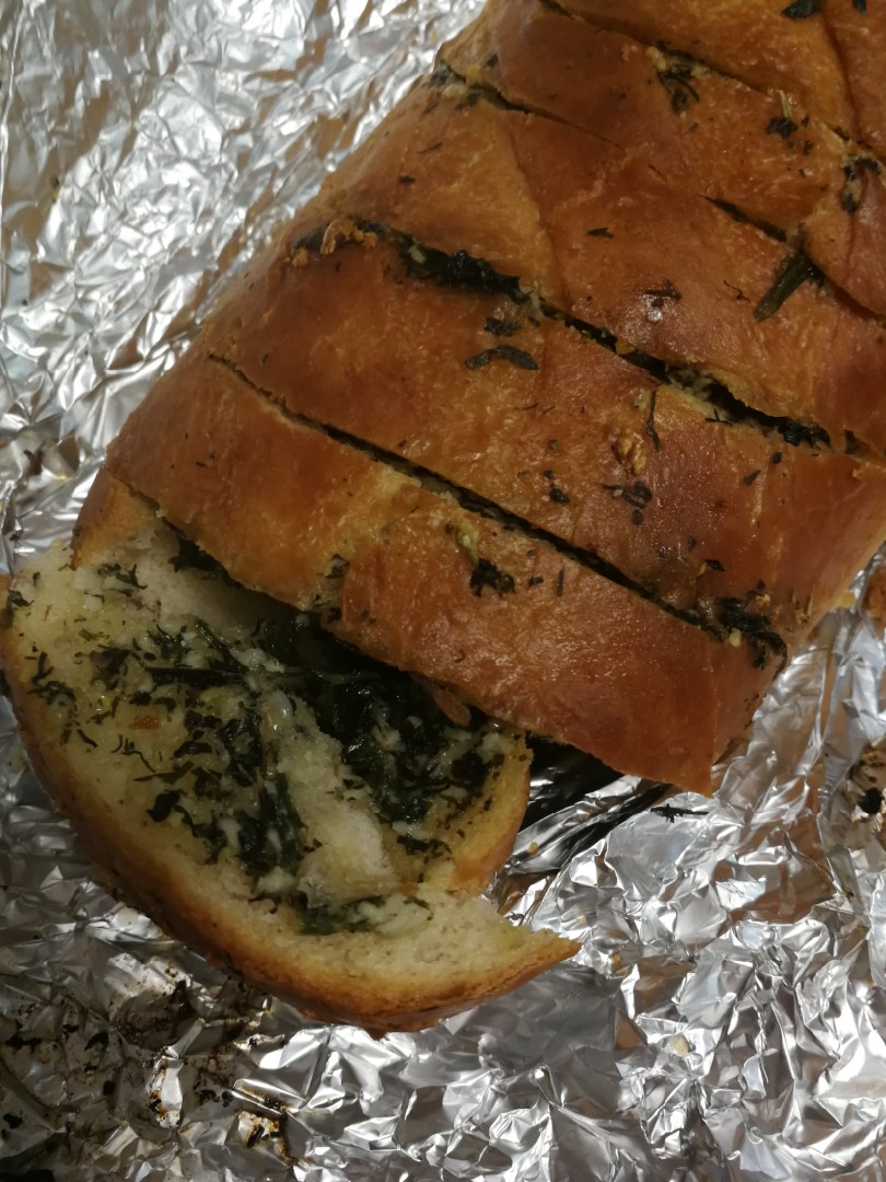Батон с чесночным маслом и травами