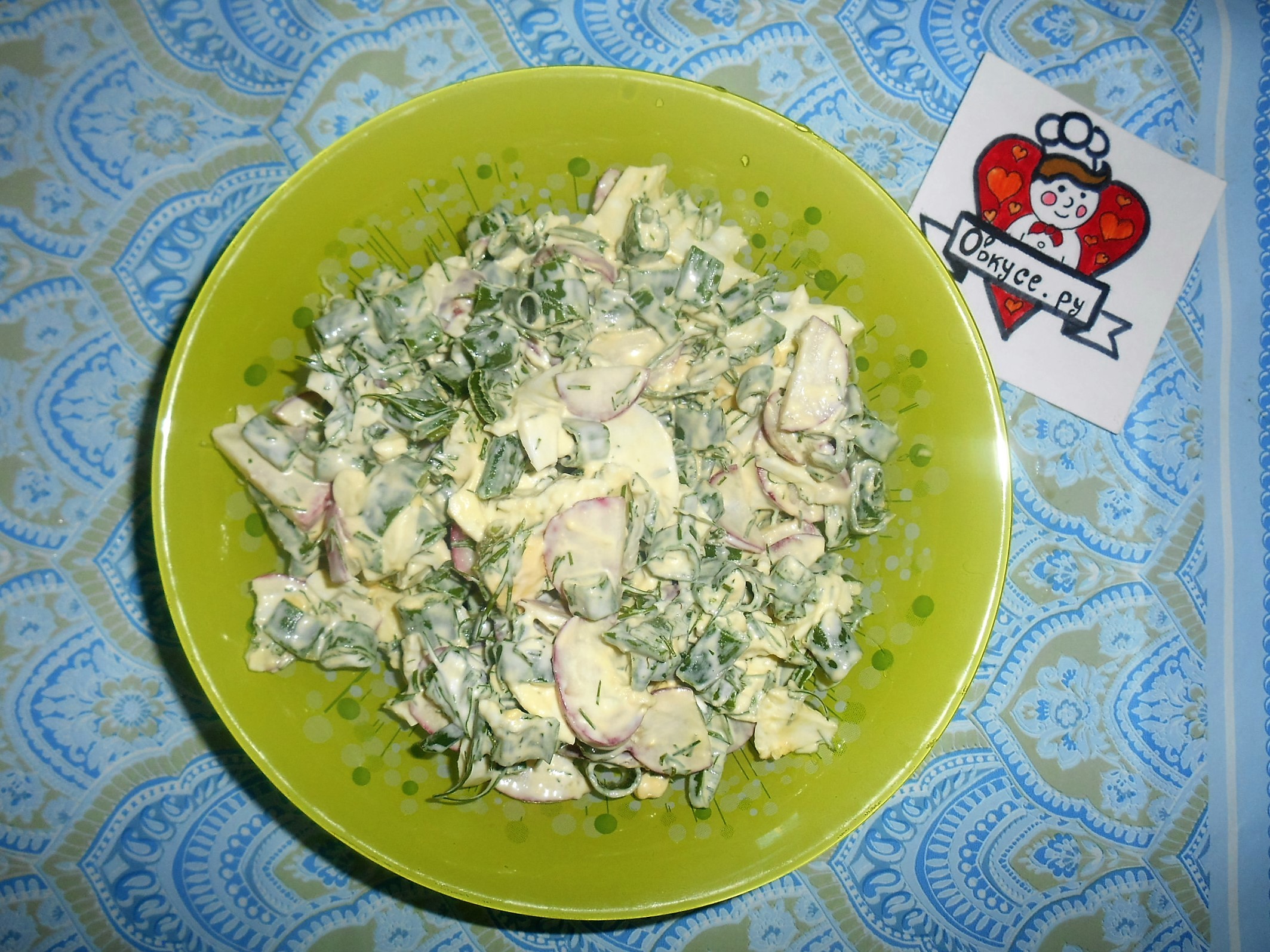 Салат с редисом,яйцом и зеленью