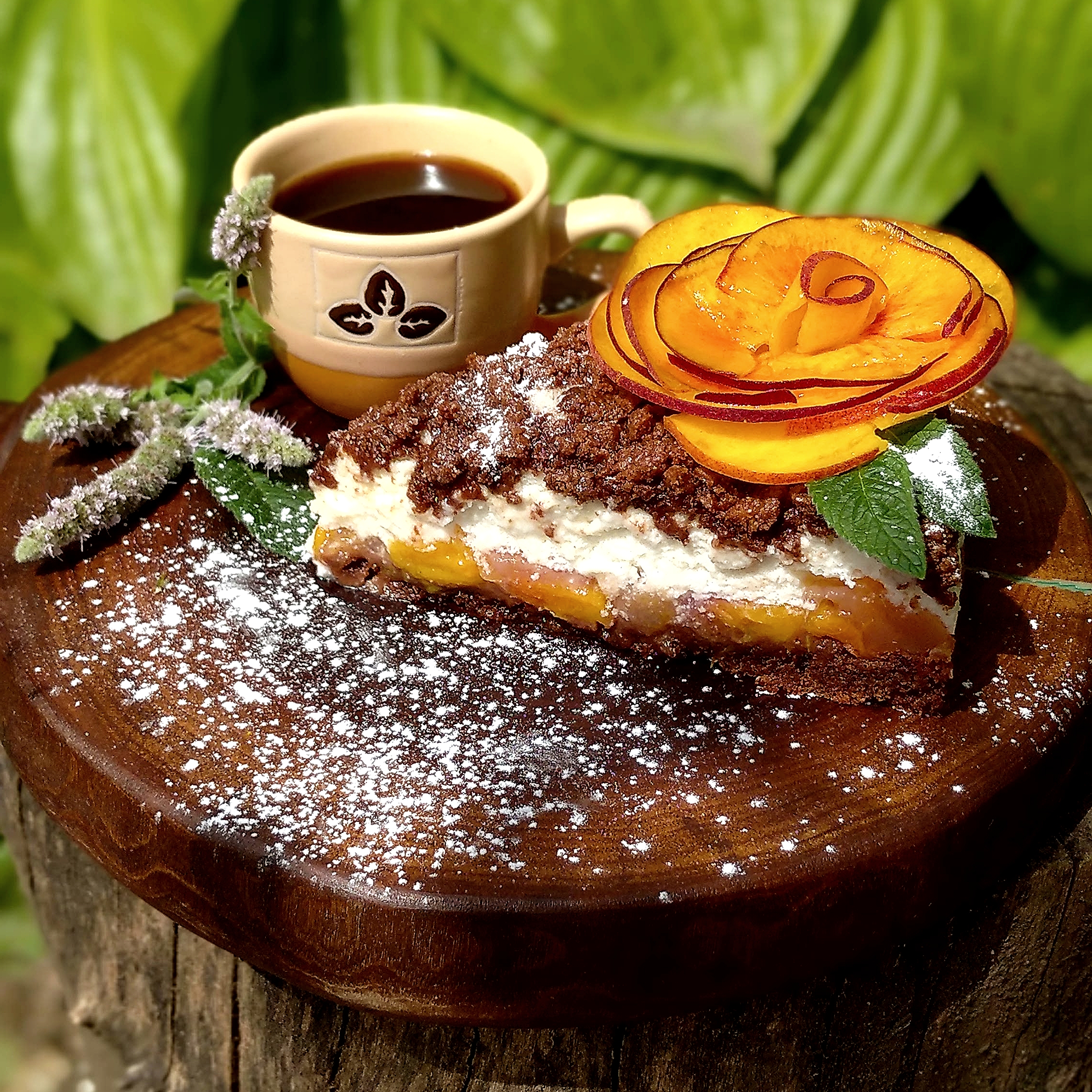 Шоколадный пирог со сметанным суфле и персиками