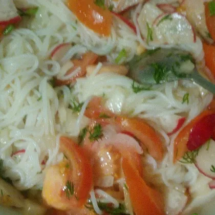 Рисовые макароны с овощами и крабовыми палочками