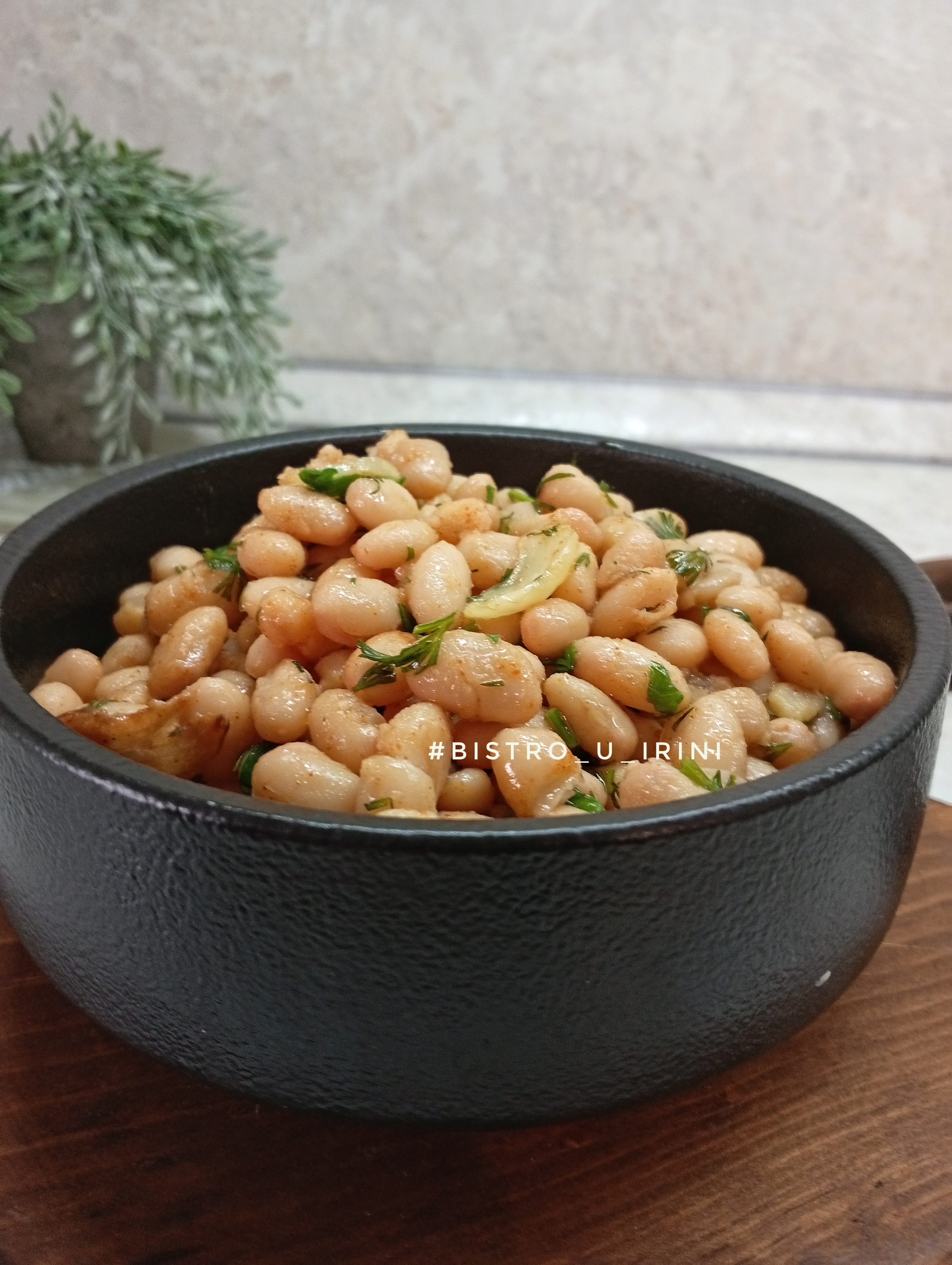 Консервированная фасоль с чесноком и зеленью