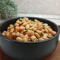 Консервированная фасоль с чесноком и зеленью