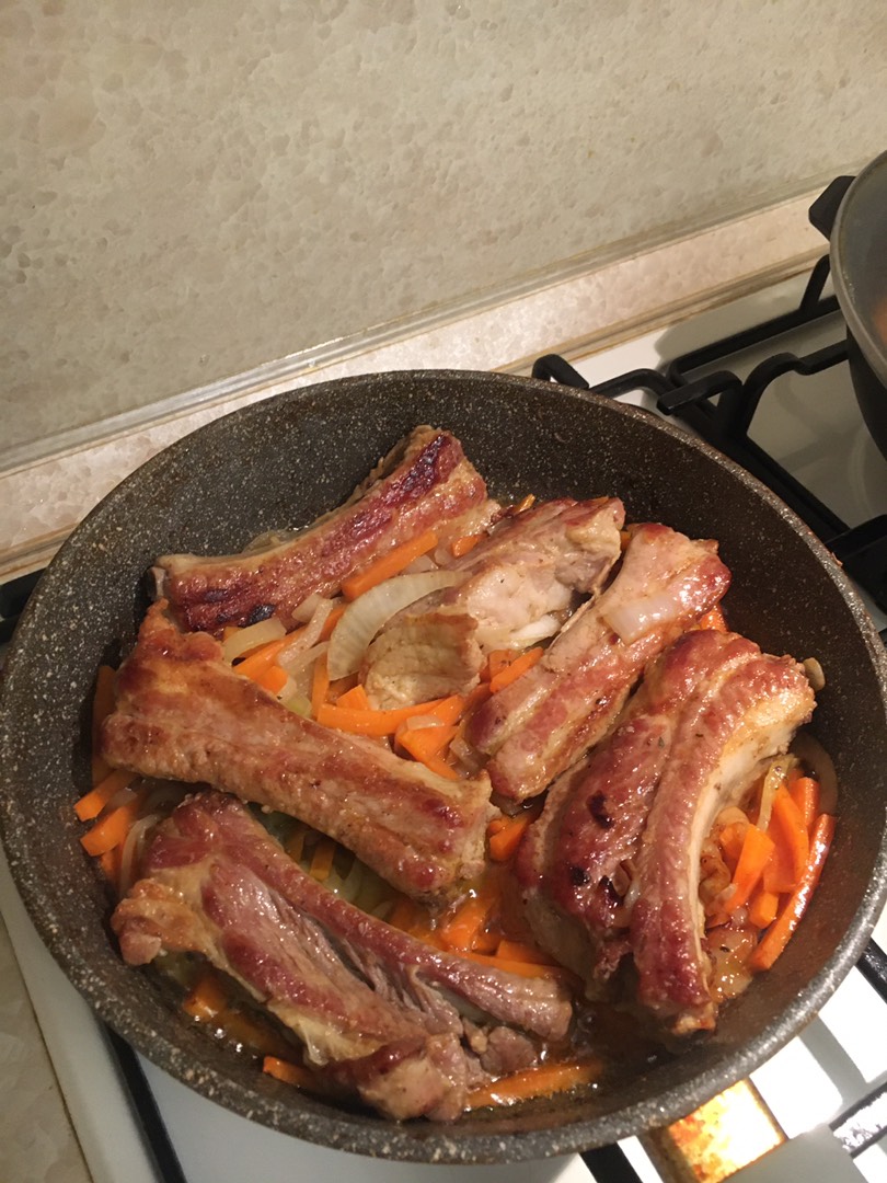 Свиные ребрышки рецепт на сковороде с луком - l2luna.ru