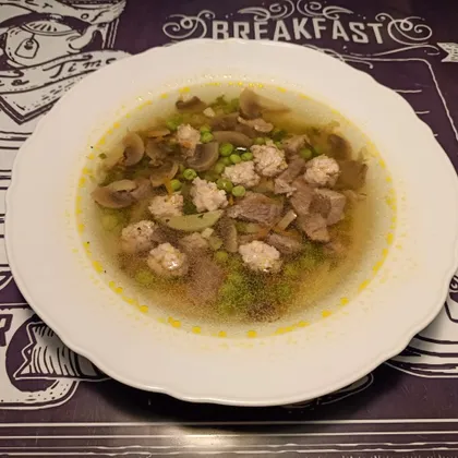Суп с индейкой, фрикадельками, грибами и зелёным горошком