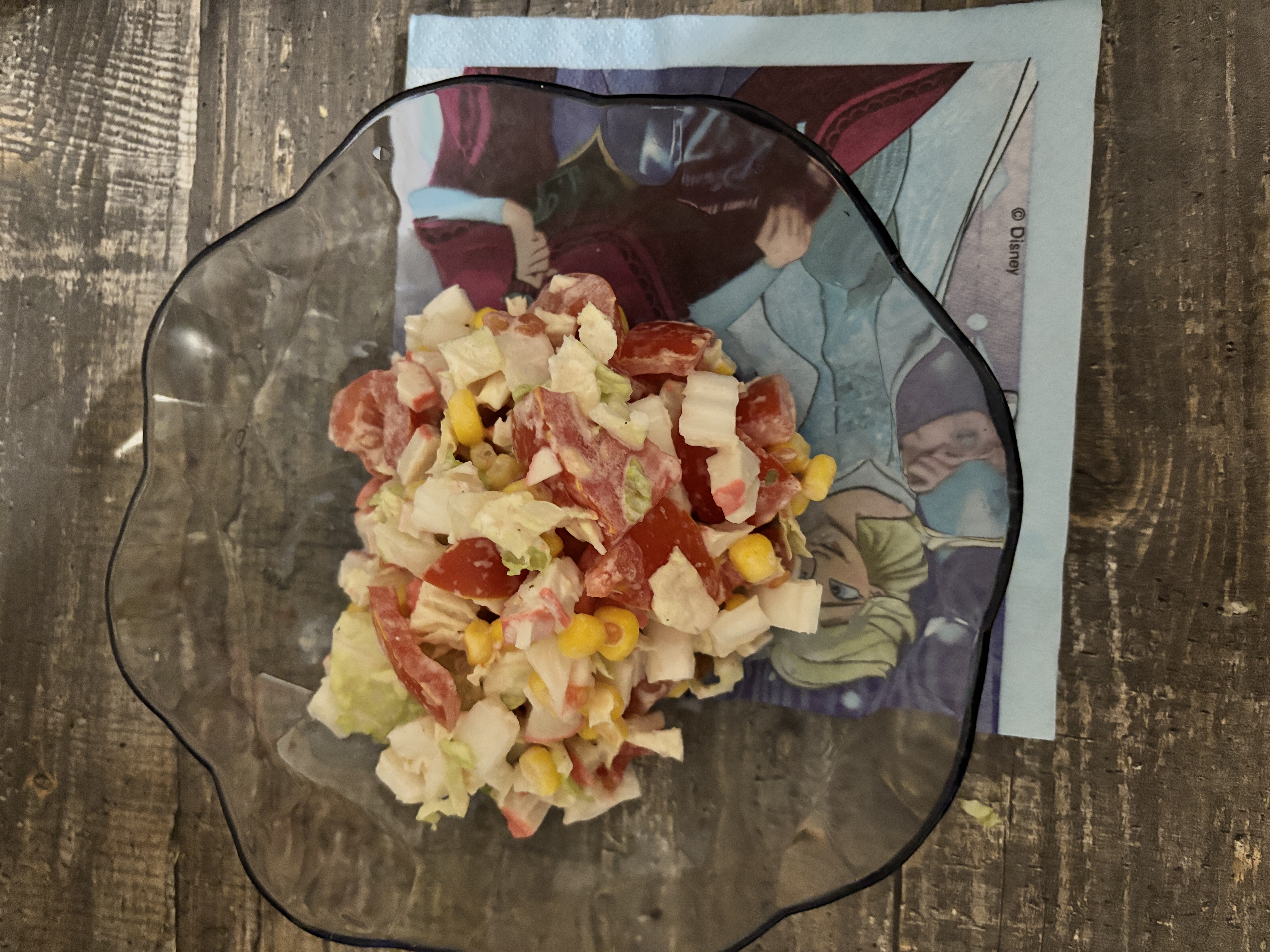 Салат с крабовыми палочками и помидором 