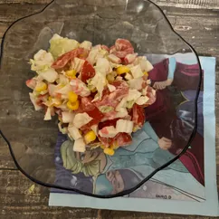 Салат с крабовыми палочками и помидором 