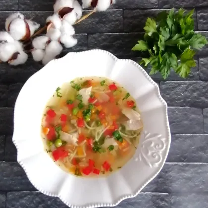 Куриный вермишелевый суп с перцем сладким и горошком зелёным