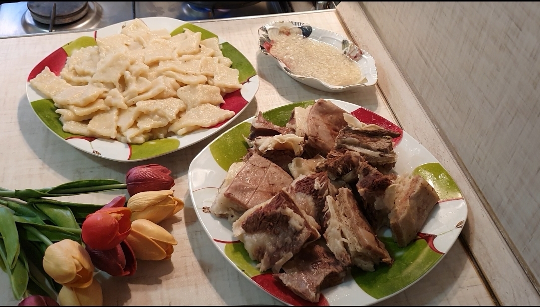 Готовим мясо и галушки с чесночным соусом ⚘