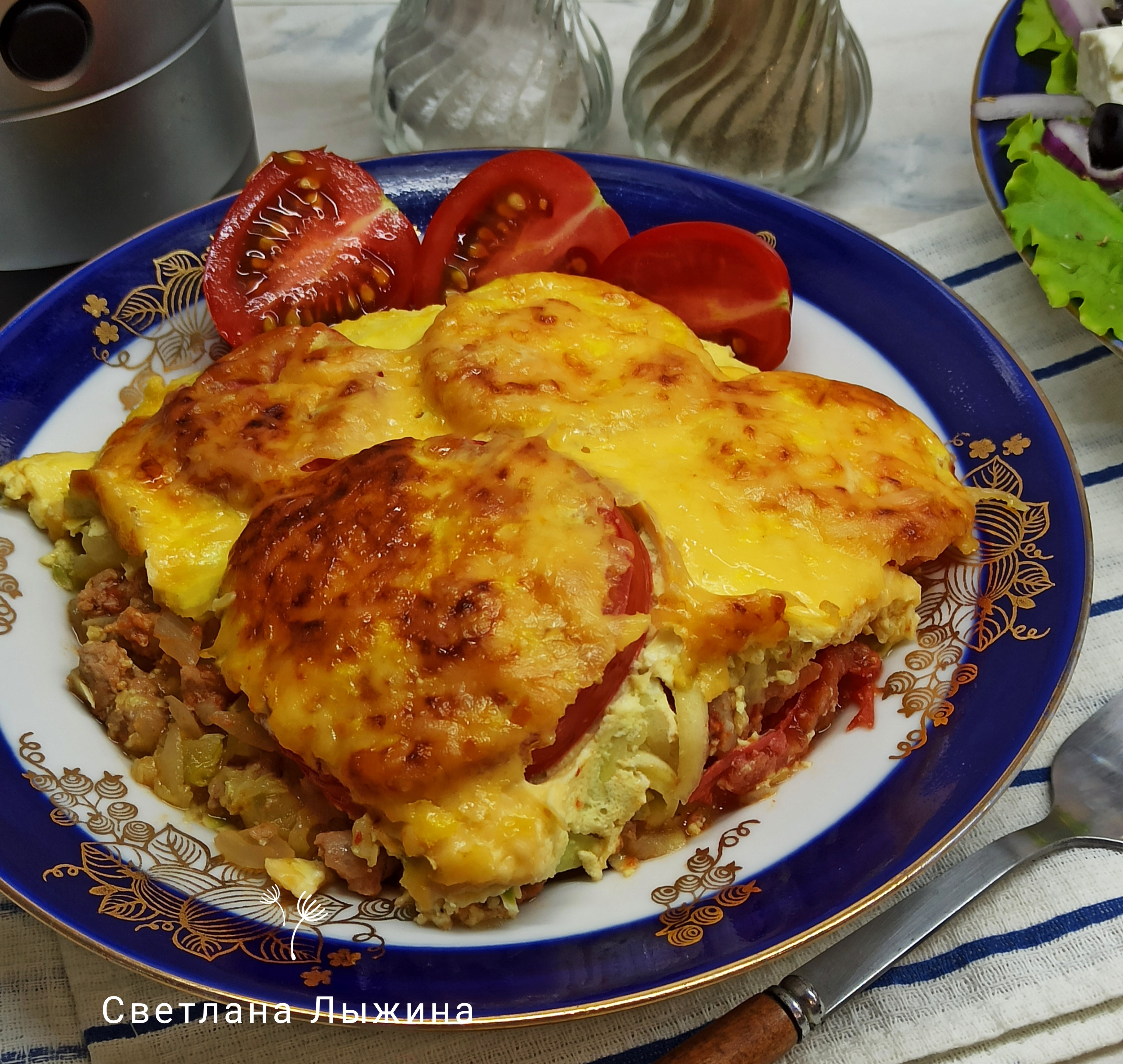 Кабачковая запеканка с фаршем, помидорами и сыром
