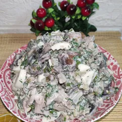 Салат с копчёной курицей и шампиньонами 