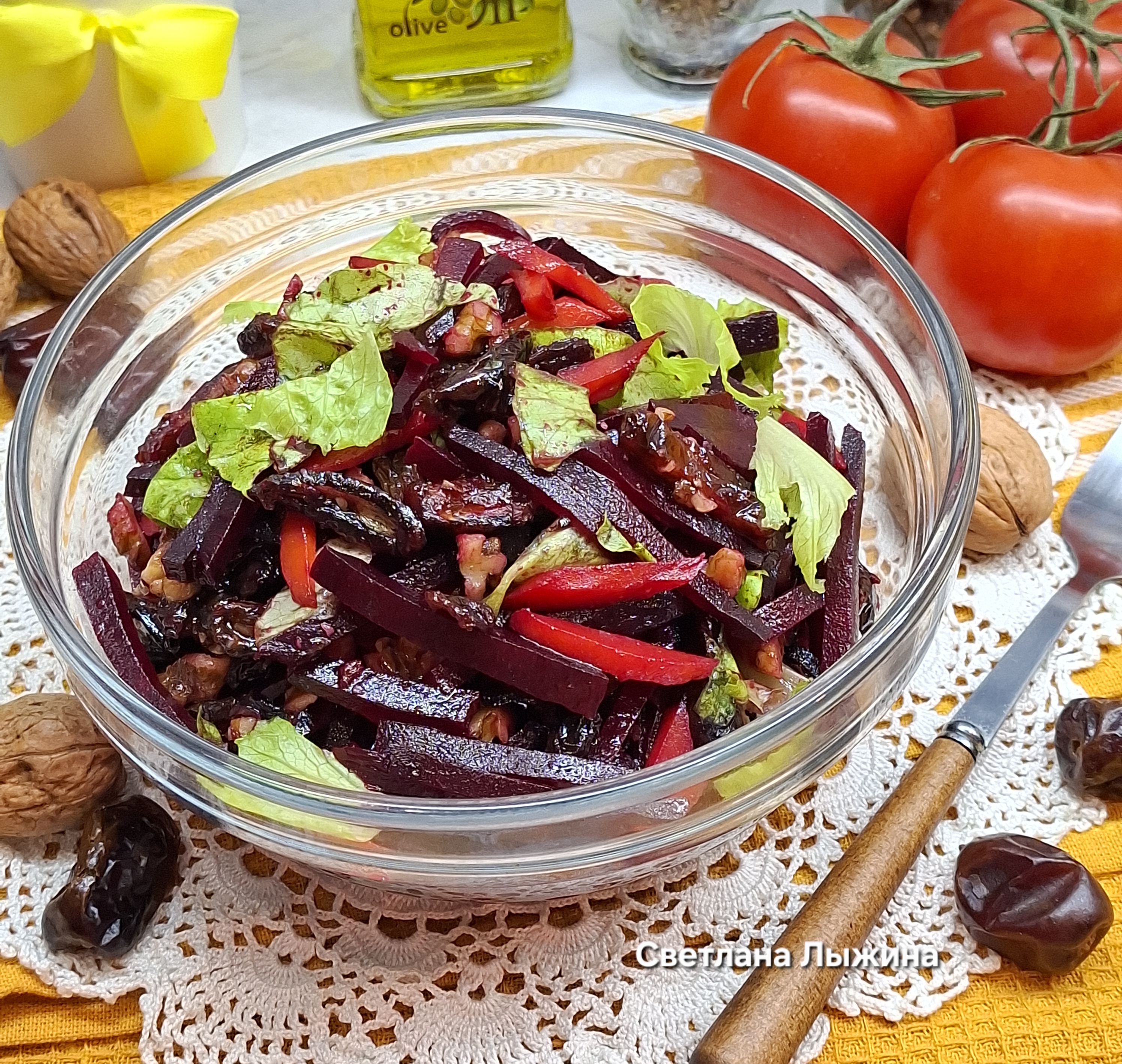 Постный свекольный салат с финиками и орехами