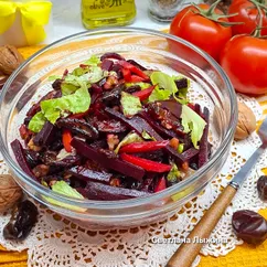 Постный свекольный салат с финиками и орехами