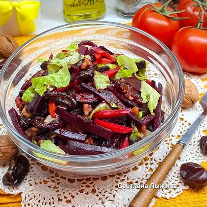 Постный свекольный салат с финиками и орехами