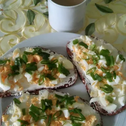 Быстрый завтрак с тостом, яйцом, сливочным сыром, луком