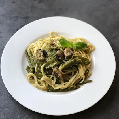 Спагетти с шампиньонами, зелёной фасолью и молодым стручковым горошком