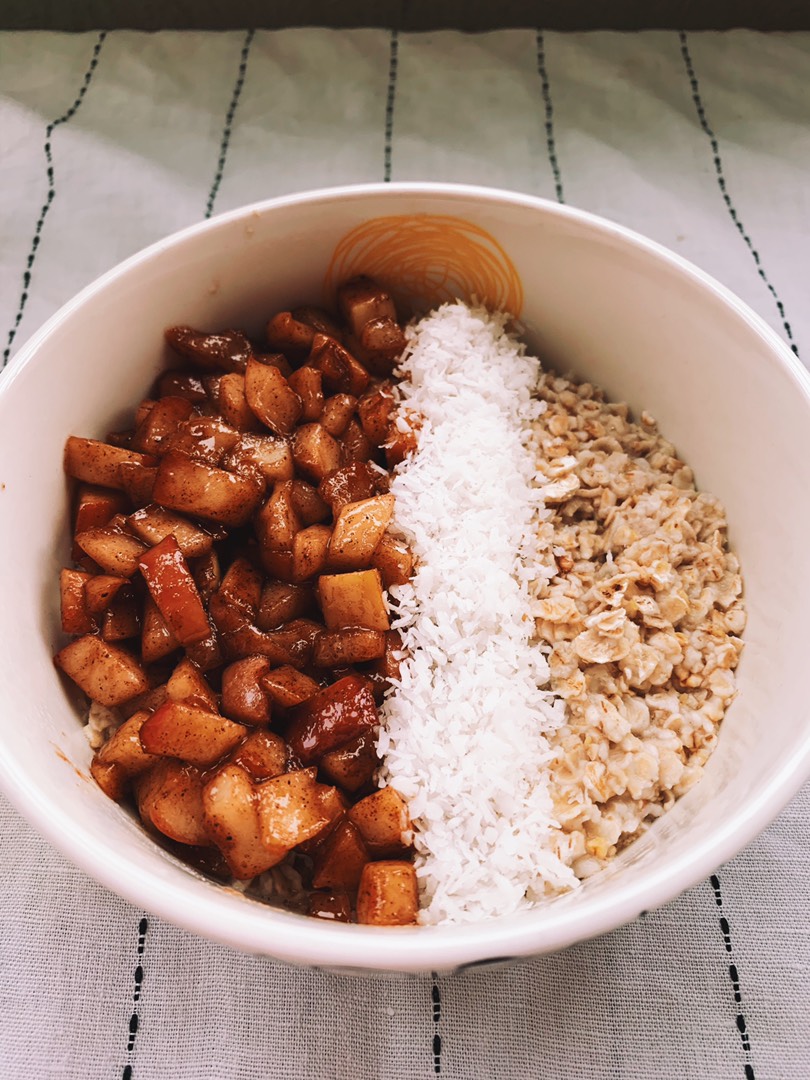 Овсянка с яблоком и корицей