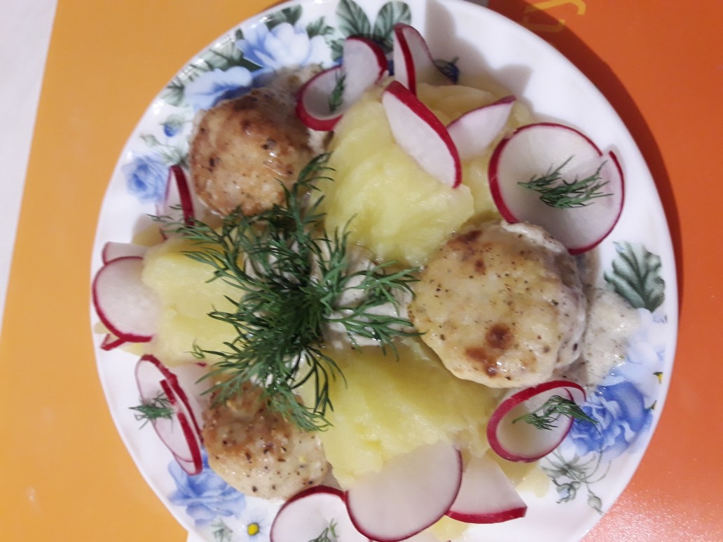 Фрикадельки из курятины в молочном соусе