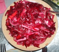 Салат из редьки и свеклы с гренками