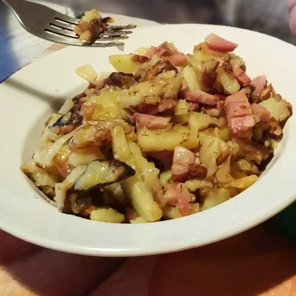 Картошка жареная с грудинкой (беконом), луком и укропом
