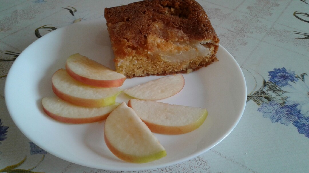 Шарлотка с манкой и яблоками