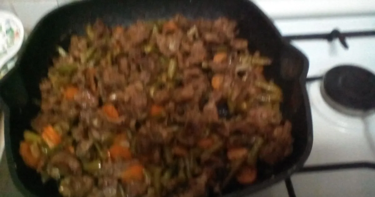Говяжья лопатка со стручковой фасолью,овощами в белом йогурте в соусе ...