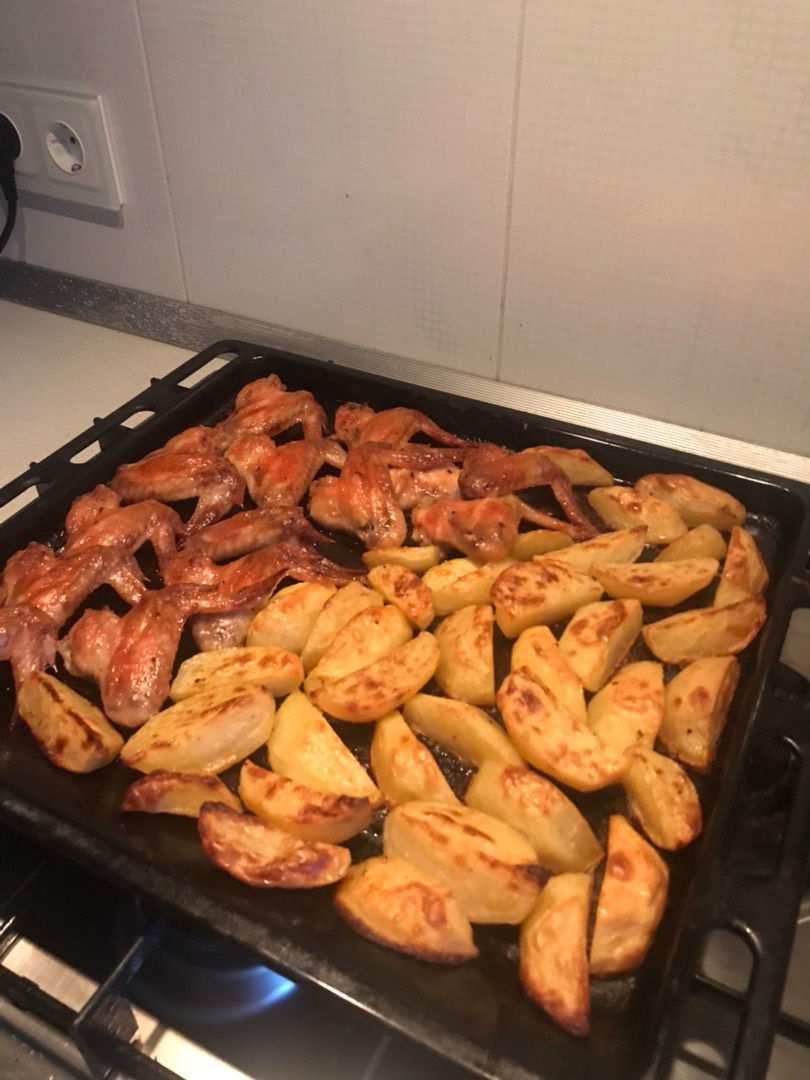 Сочные куриные крылышки с картошкой