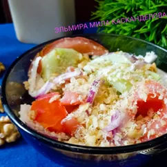 Овощной салат со сметаной и орехами 