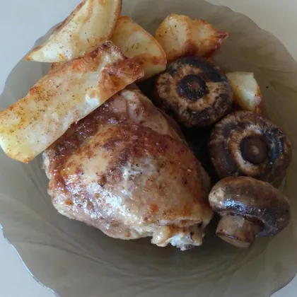 Запечённые куриные бедра с грибами и картофелем