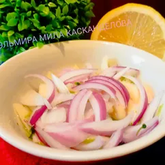 Маринованный красный лук с яблоком