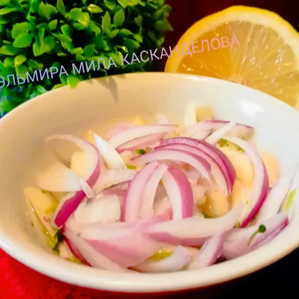 Маринованный красный лук с яблоком