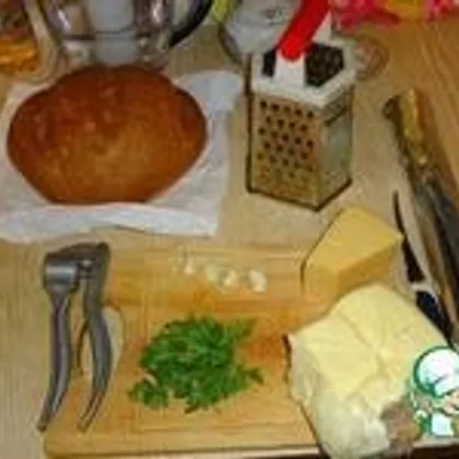 Вариант подачи хлеба с сыром и чесноком