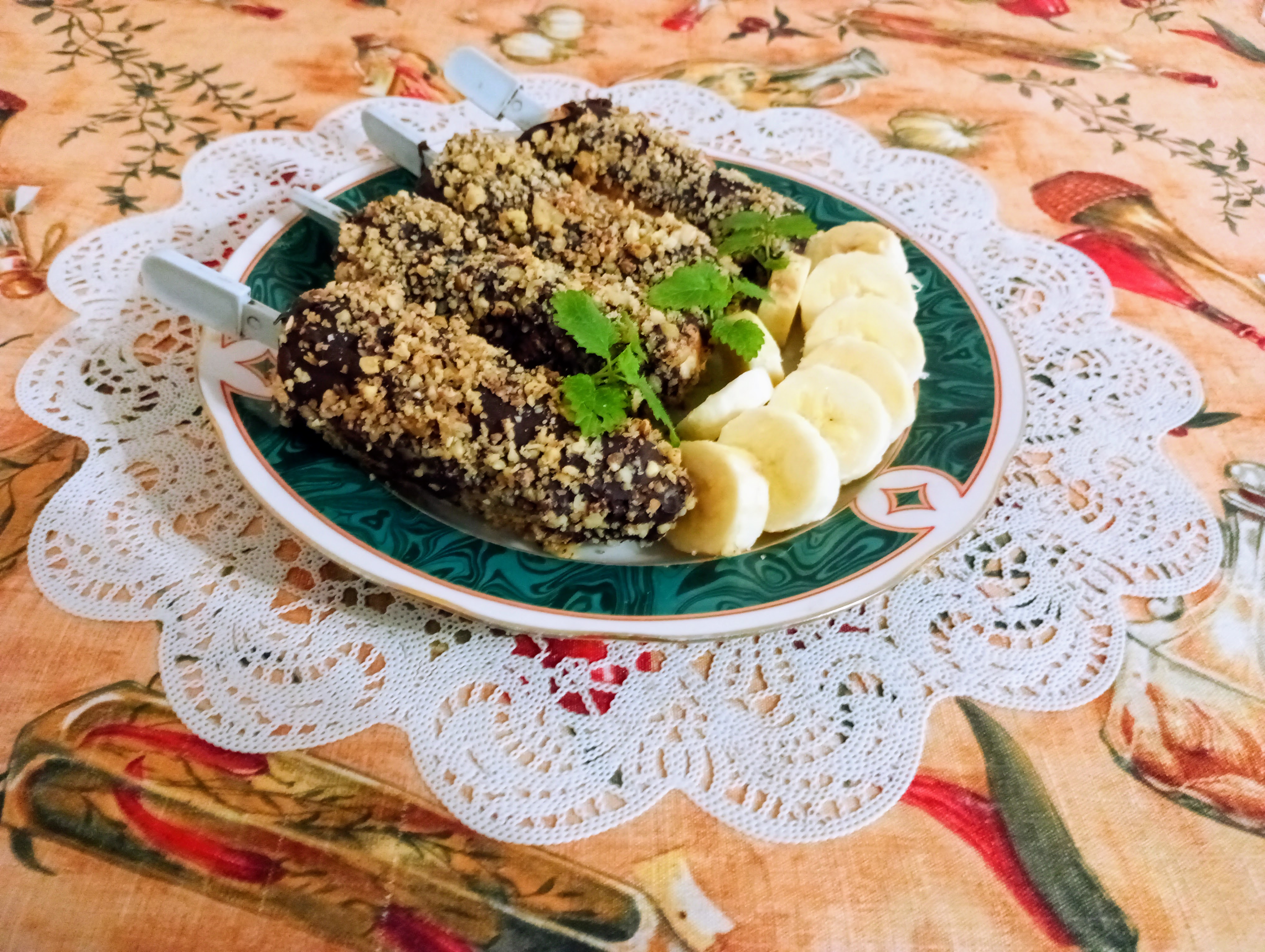 Эскимо из банана с шоколадом и орехами