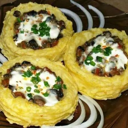 Картофельные гнезда с грибами, в чесночно-сметанном соусе