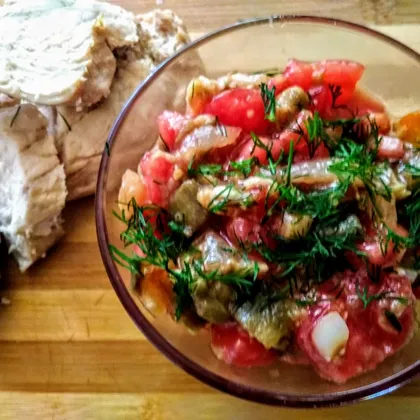 Салат из запеченных баклажанов, болгарского перца и помидоров