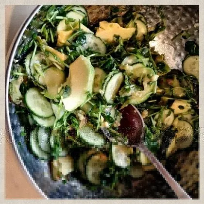 Салат с микрозеленью и кабачком