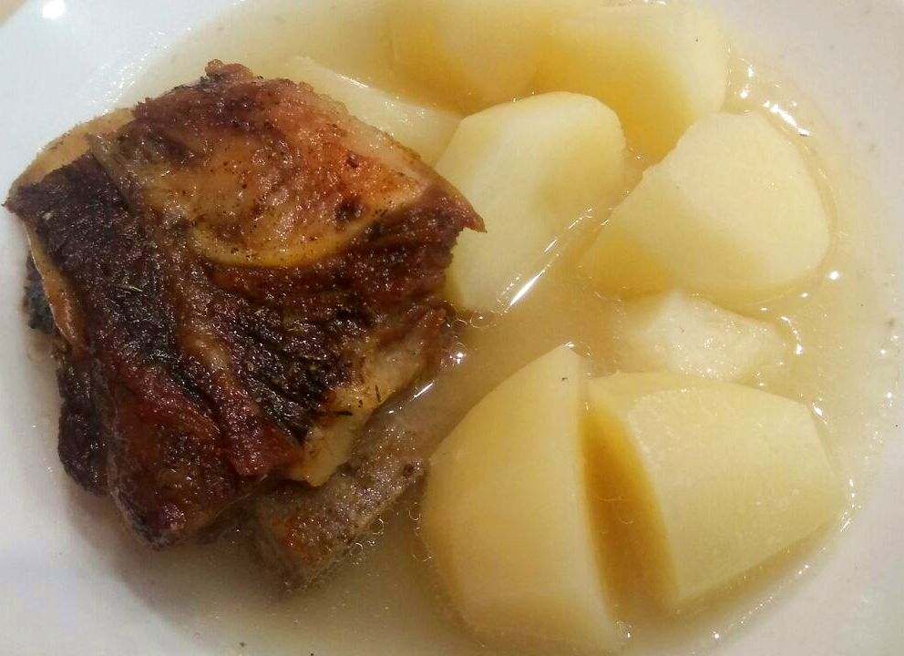 Бульон с картошкой и запеченные ребрышки