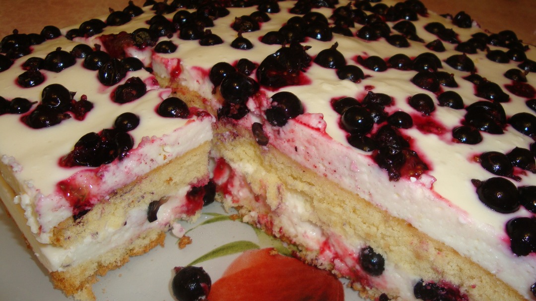 Песочный пирог с кремом и ягодами в желе