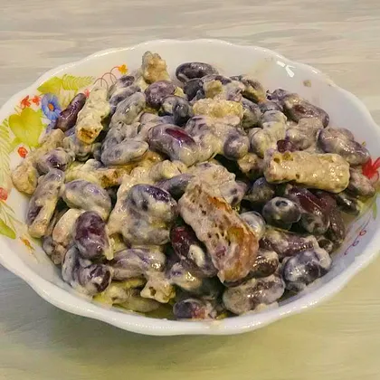 Салат из консервированной фасоли с сухариками