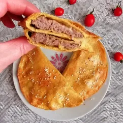 Запечённые чебуреки из тортильи с мясом и сыром